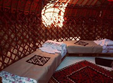 Односпальная кровать в общем мужском номере в  Mars Canyon Yurt Camp ( Kyzyl Bulak)